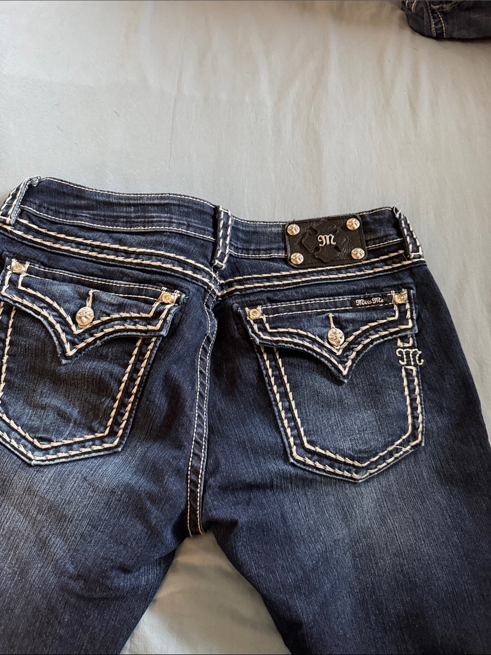 Miss Me Dark Blue Cropped Jeans with Contrast Stitching - Picture 4 of 4